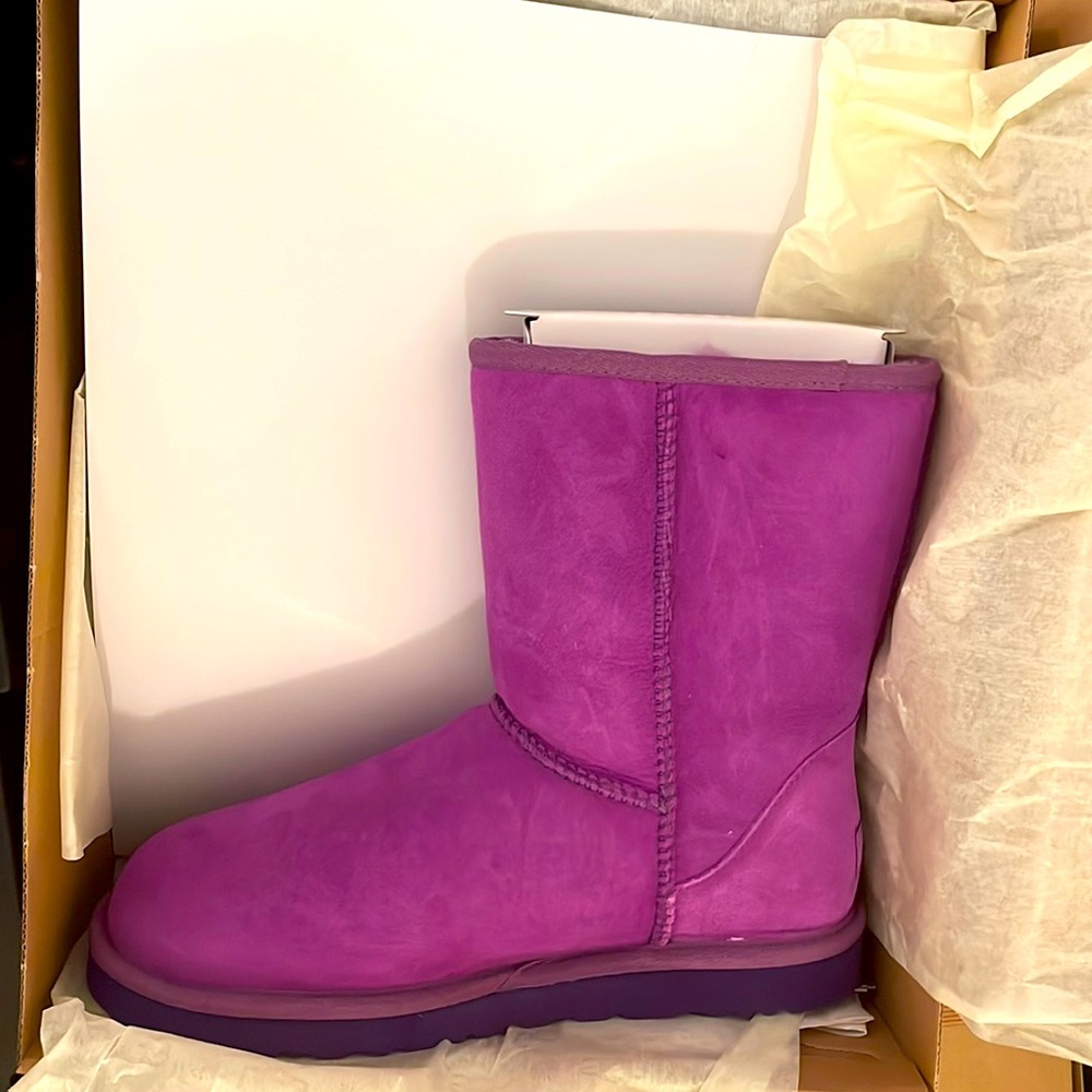 Womens UGGS sz 9 NEW!!!!